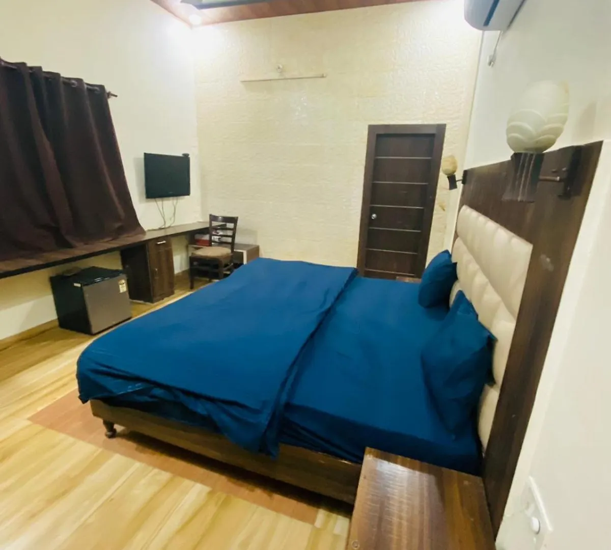 Hotel Star Fortune - Affordable Family Rooms Tajganj Homestay